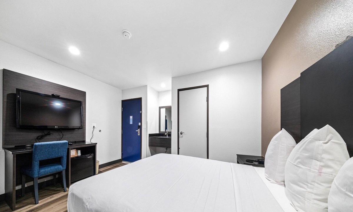 Townsite Apartment | 1 Queen Bed|Nsmk,Micfridge,View