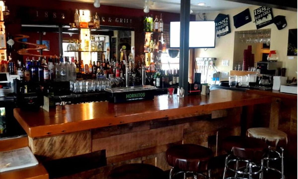 Downtown Hotel | 1882 Bar and Grill at River Street Inn