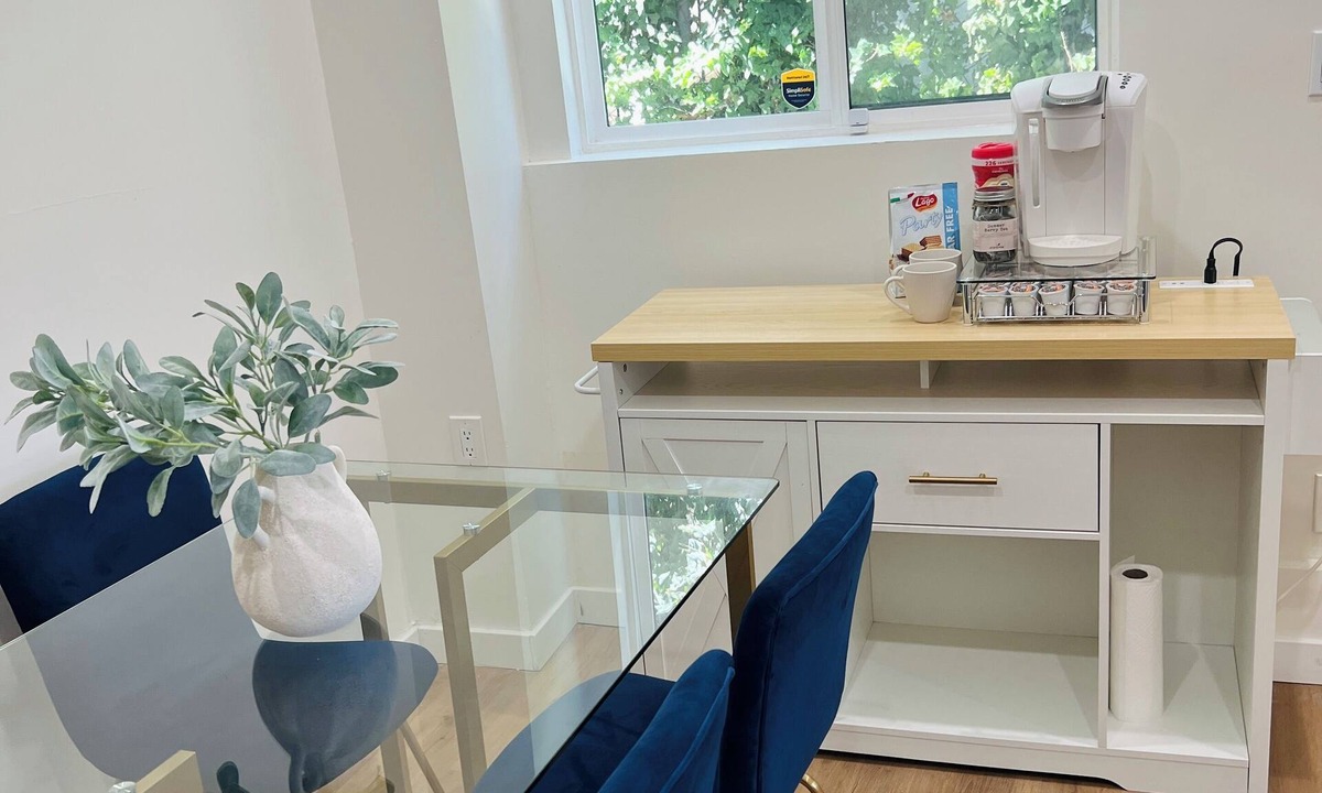 Silver Lake Apartment | 1BD Cul-De-Sac Retreat in SilverLake. Private Stay in a Prime Location.