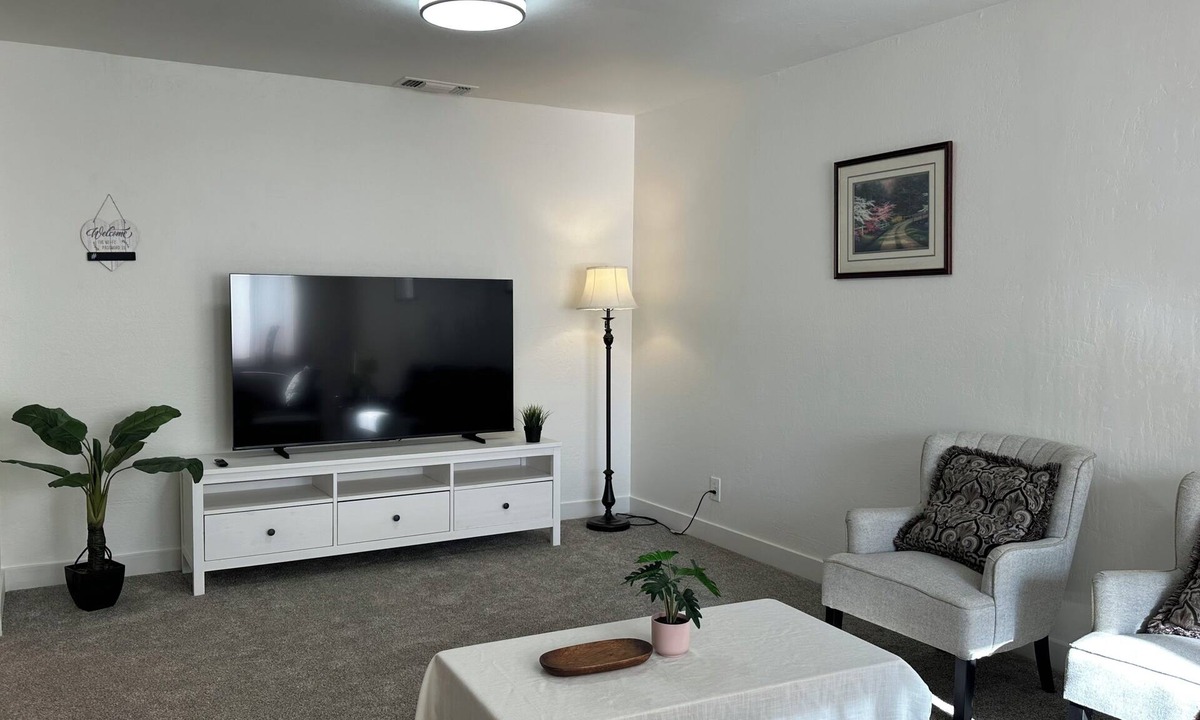 New Era Park House | 2-bedroom home in Sacramento downtown with free easy parking