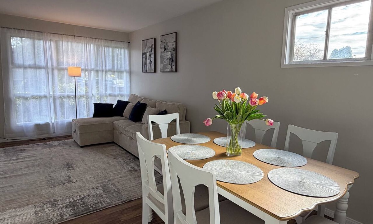 Westchester House | 2 BR Home near LAX & SoFi & Kia Forum with private parking.