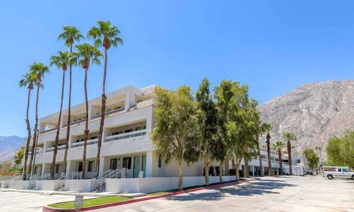 Warm Sands Apartment | 2 Full Beds|Mini Fridge,Smoking