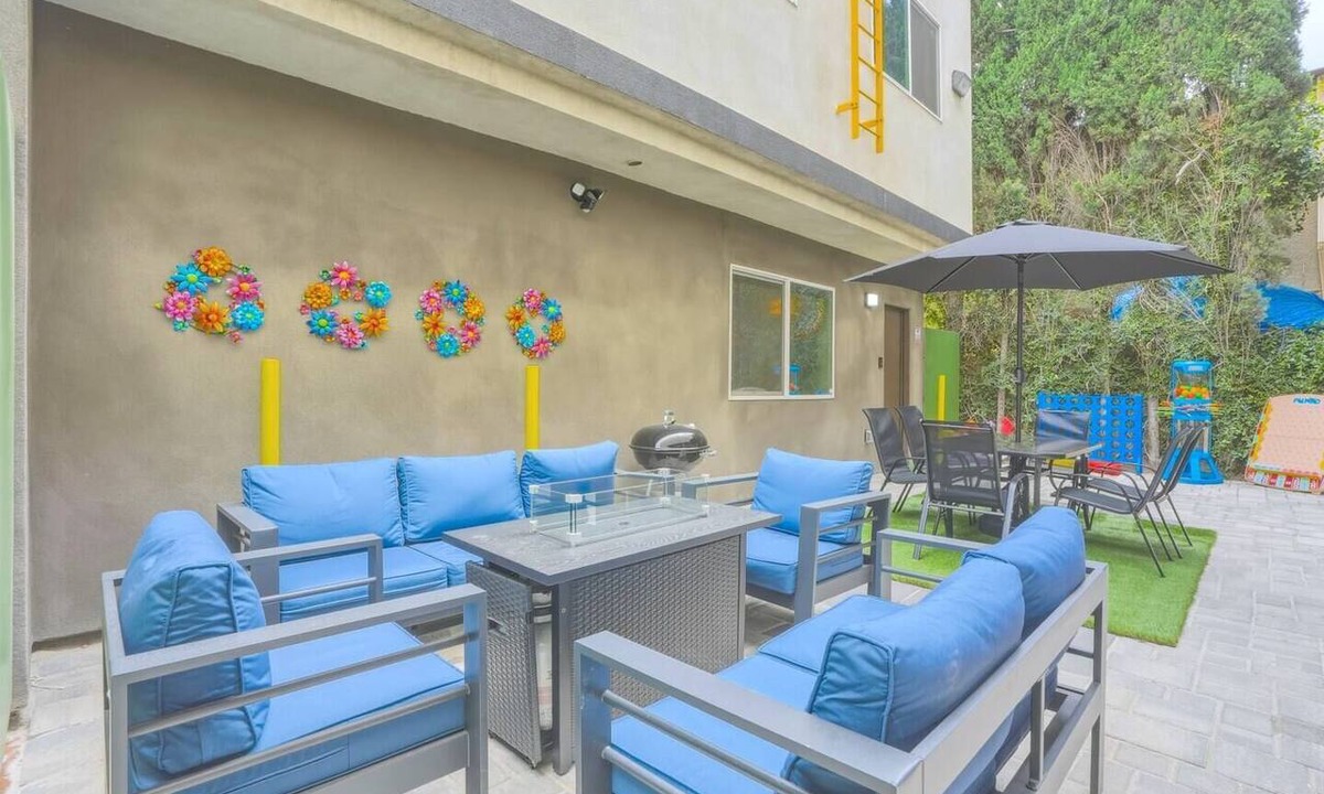 North Hills East House | 2 Homes in 1: Sleeps 29. Family Fun. By Universal