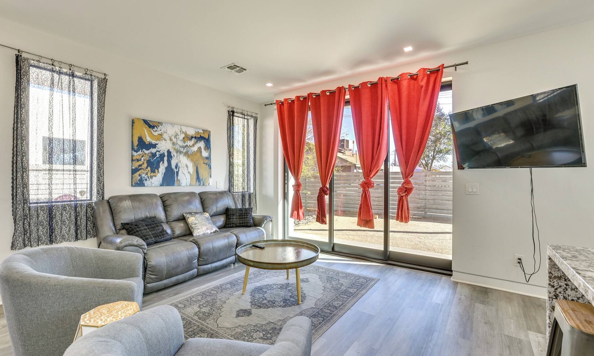 Garfield Apartment | 2 Mi to Dtwn Phoenix: Sleek Apt w/Fenced Yard!