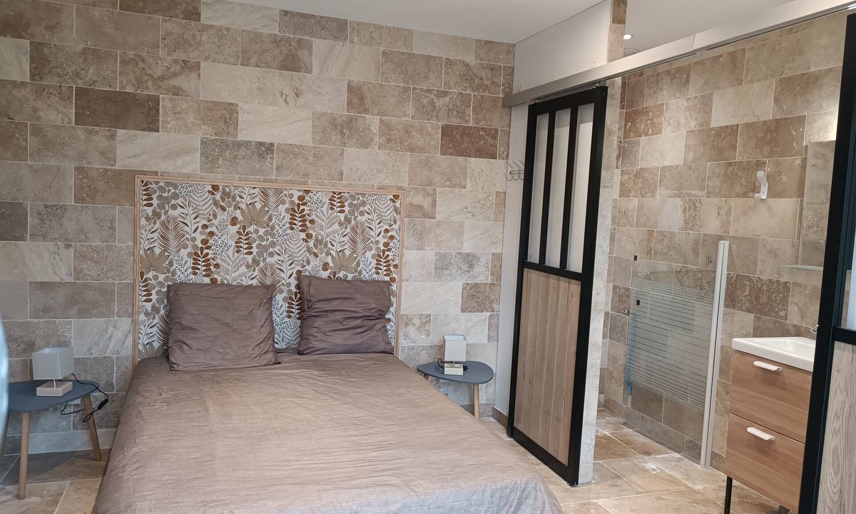 Saint-Pardon-de-Conques Bed & Breakfast | 2-person bedroom with shower room and toilet