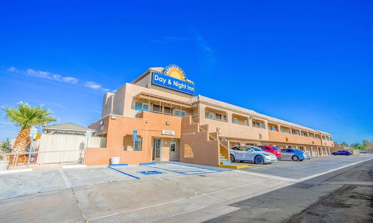 Hesperia Apartment | 2 Queen Beds|Non-Smoking