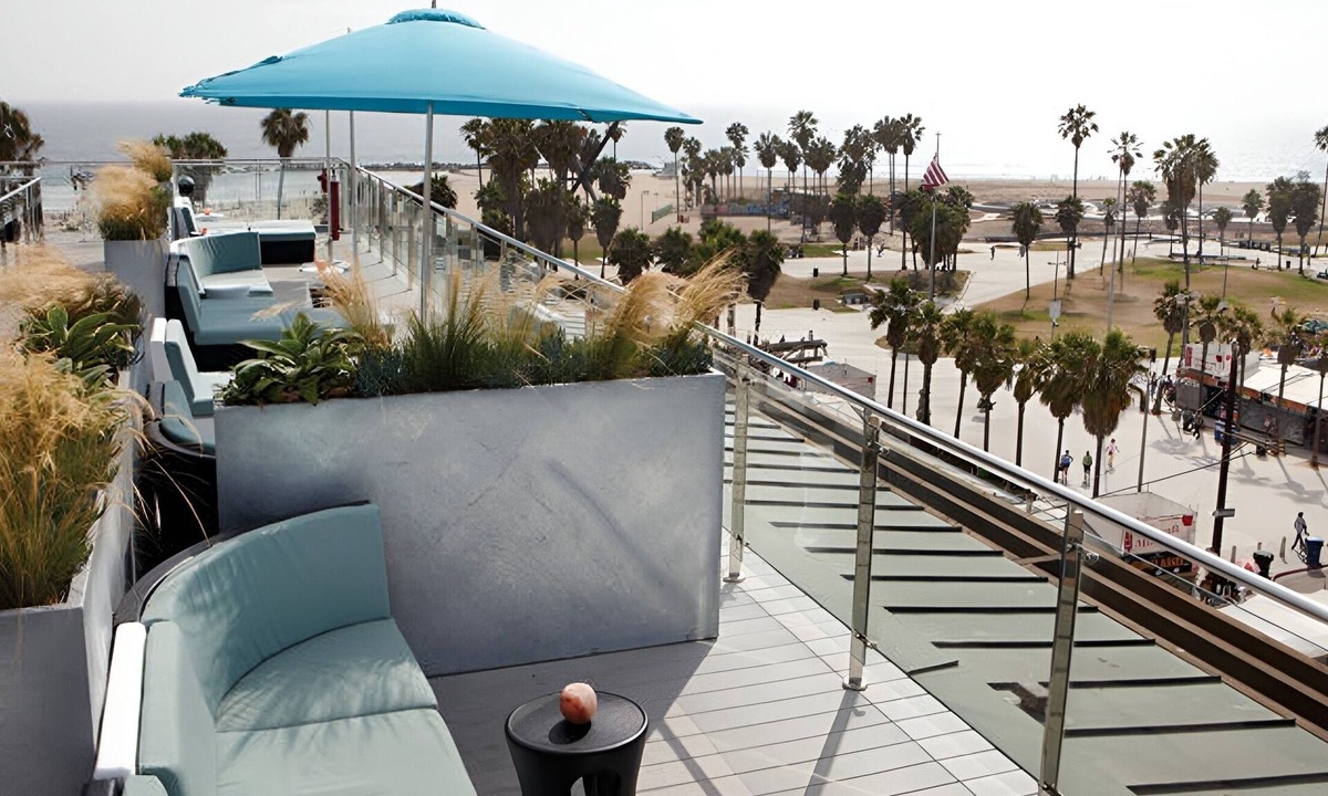 Venice Hotel | 2 Queen Room | Venice City Views | Modern Designer Interior | Breakfast is FREE