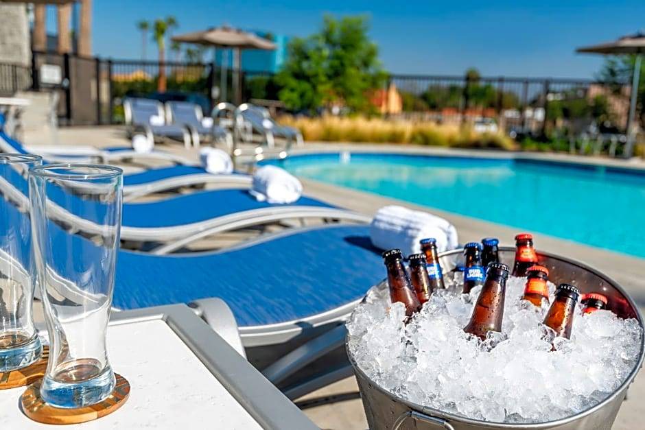 Lyon Street Hotel | 2-Star Hotel ∙ Holiday Inn Express & Suites Santa Ana - Orange County, an IHG Hotel