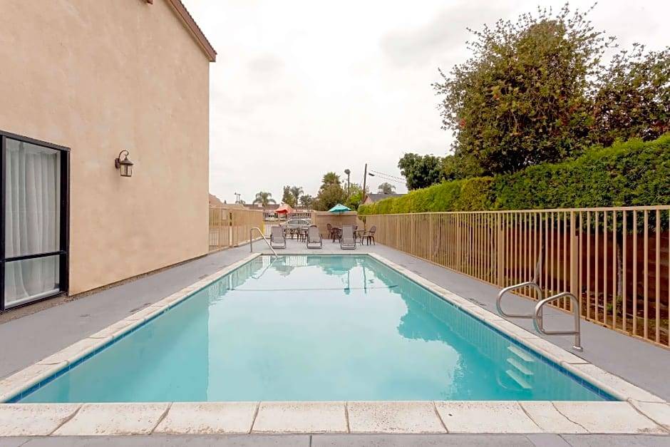 El Rancho Hotel | 2-Star Hotel ∙ Howard Johnson Hotel & Suites by Wyndham Pico Rivera