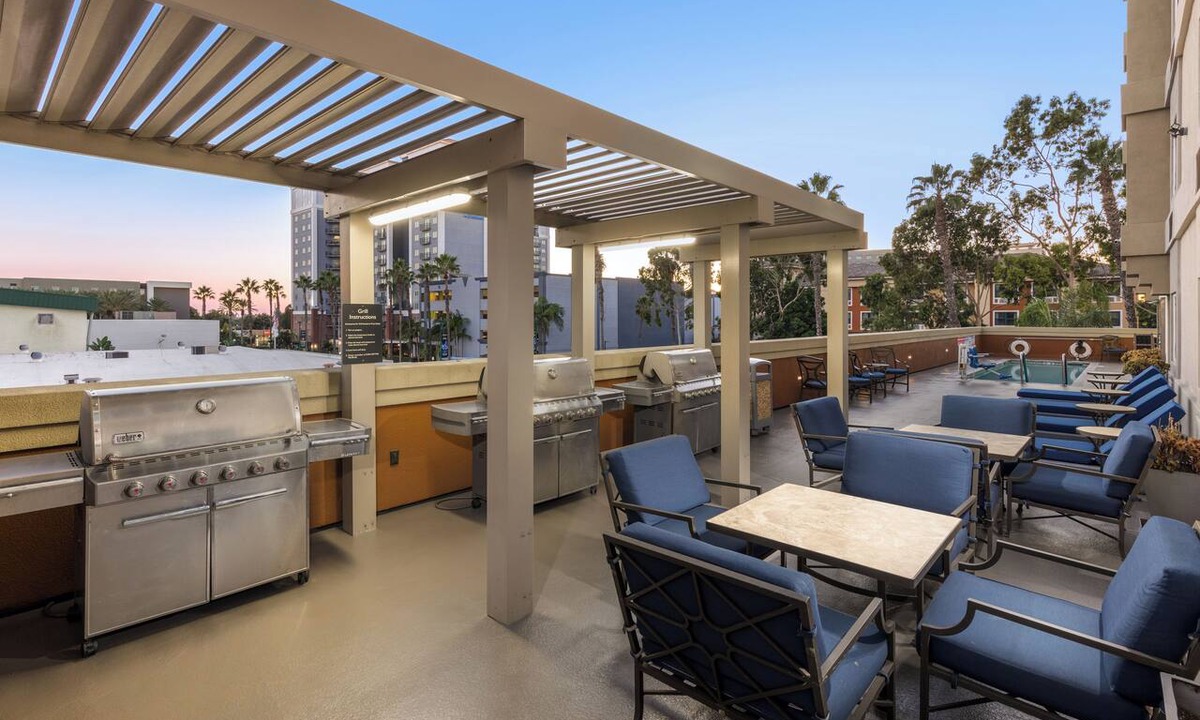 Anaheim Resort Hotel | 2 Units Retreat | Queen Beds | On-site Pool & Gym