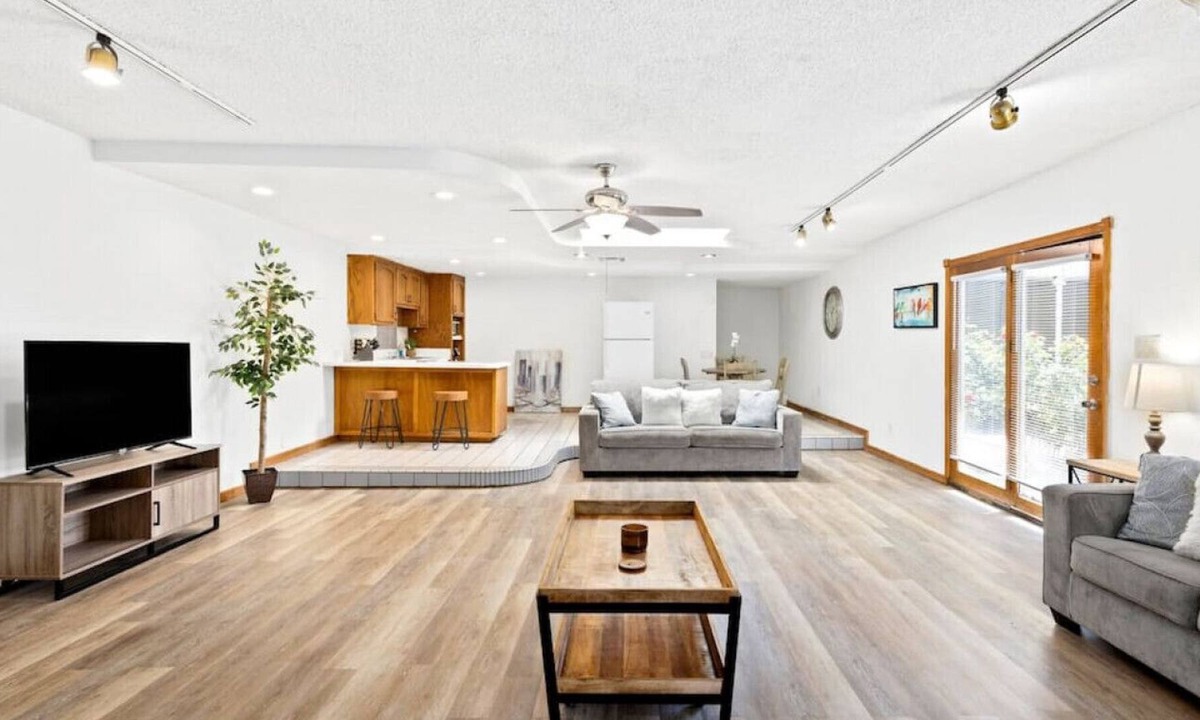 Baker Street House | 2134 Sacramento, Unit B (Back House) · Spacious 1BR House in Bakersfield