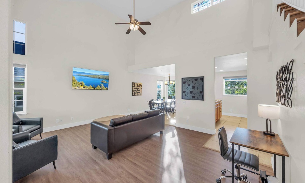 Northeast Reno House | 27 minutes to Tesla/Sleeps 12