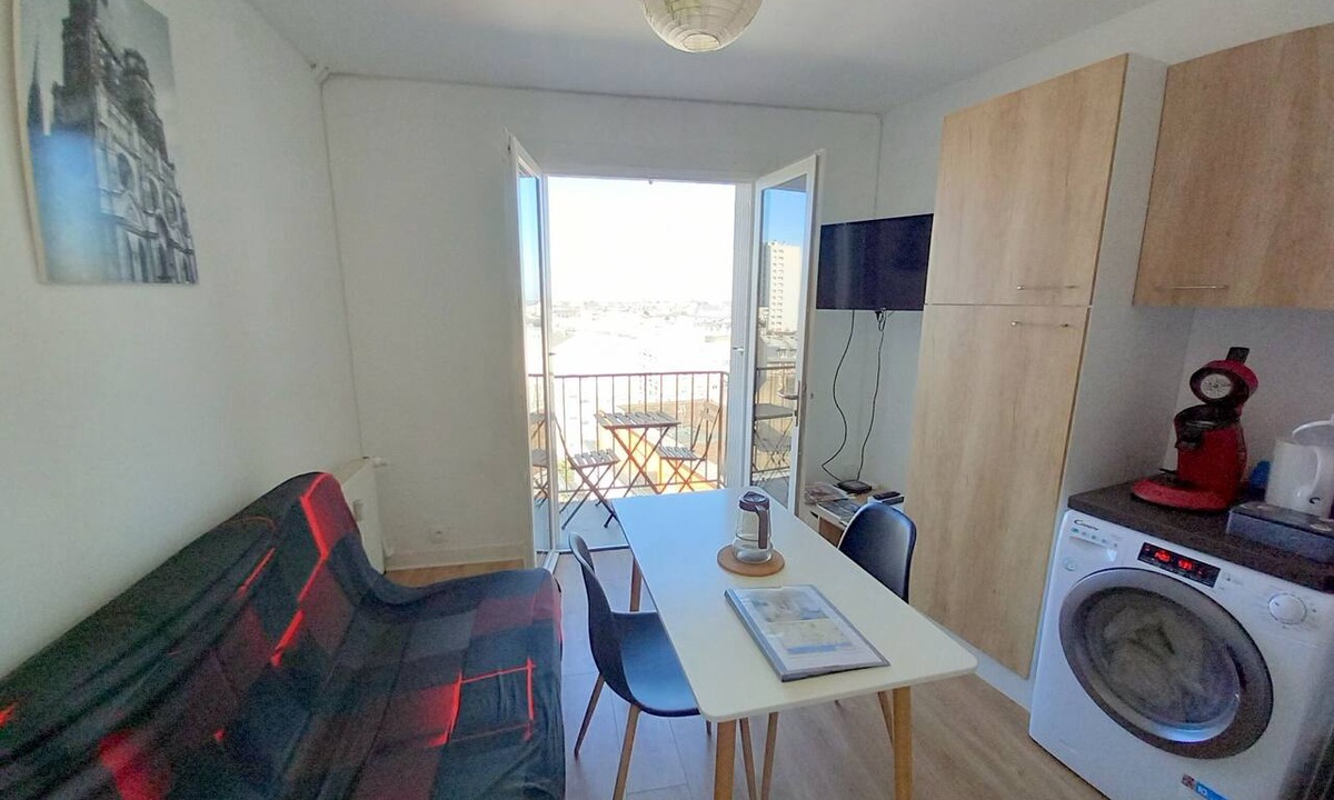 Chateaudun-Bannier Apartment | 28-square-meter apartment with a balcony near the SNCF train station, free coffee, tea, and Wi-Fi—Netflix