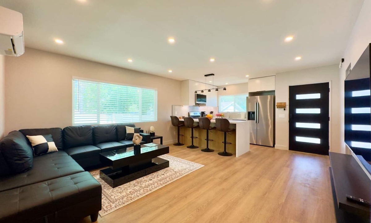 Woodland Hills House | 3-Bed, 4-Bath Modern Home - Open Concept, Fully Remodeled & Brand-New Furnished