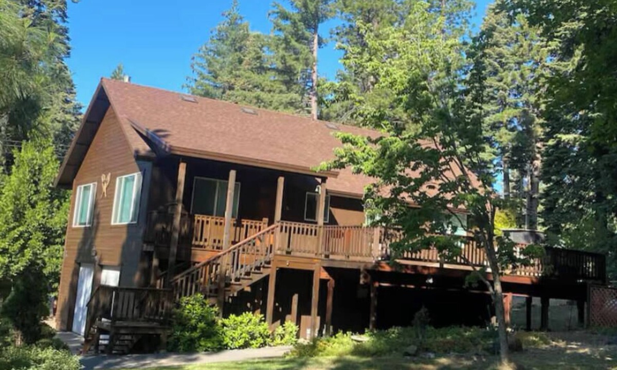 Lake Almanor Country Club Cabin | 3-bedroom home in central location Lake Almanor Country Club, sleeps 8!
