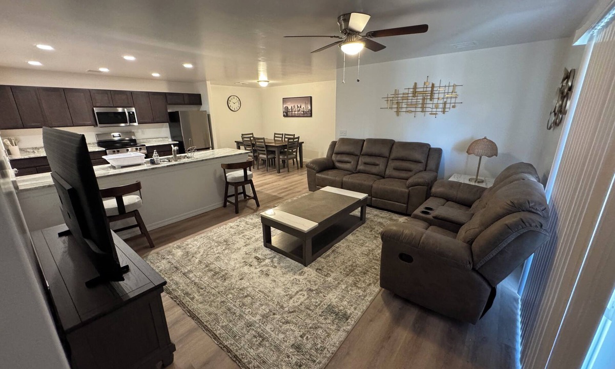 Kingman House | 3 bedroom house with AC in charming Kingman Near The Hospital Top restaurants