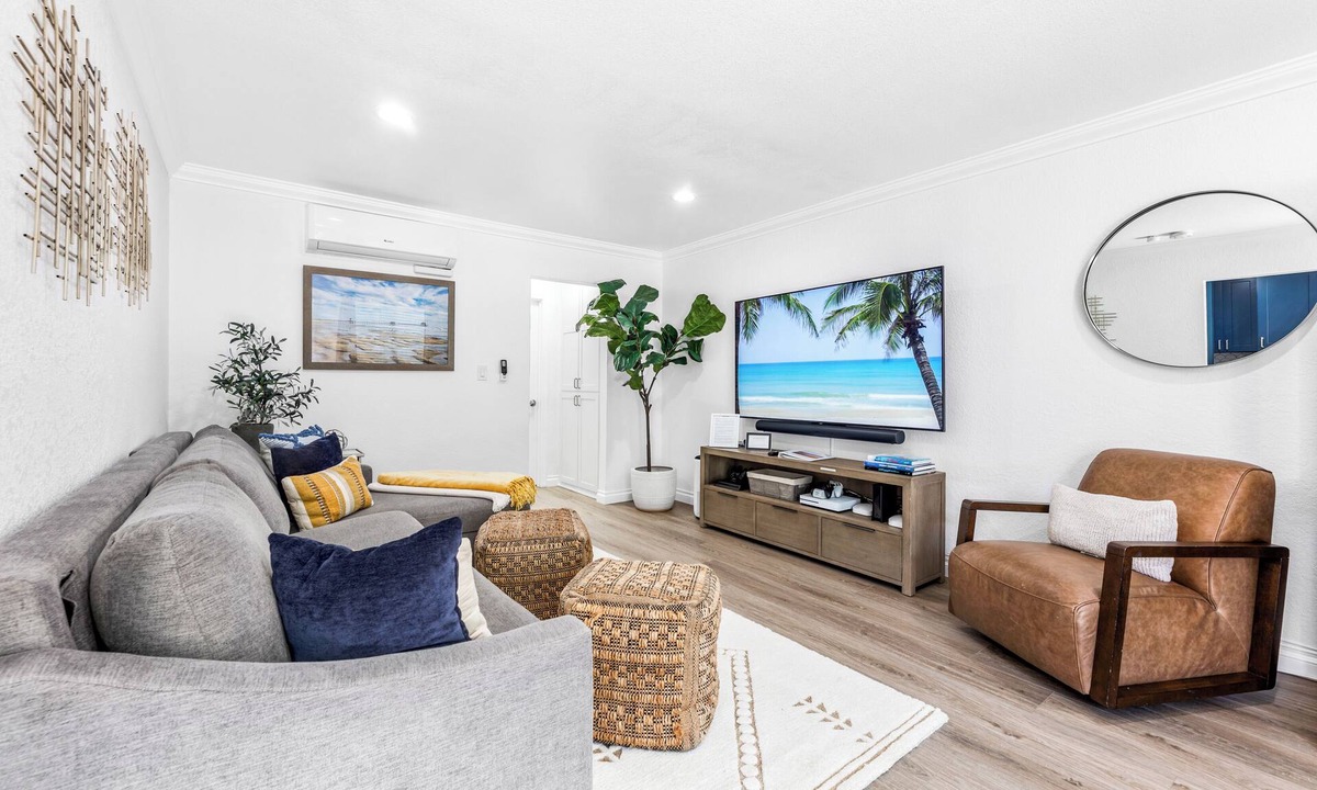 Huntington Beach Condo | 3 Blocks to Beach- EV Charger- Near Pier & Pacific City- CA King Bed- Pets OK