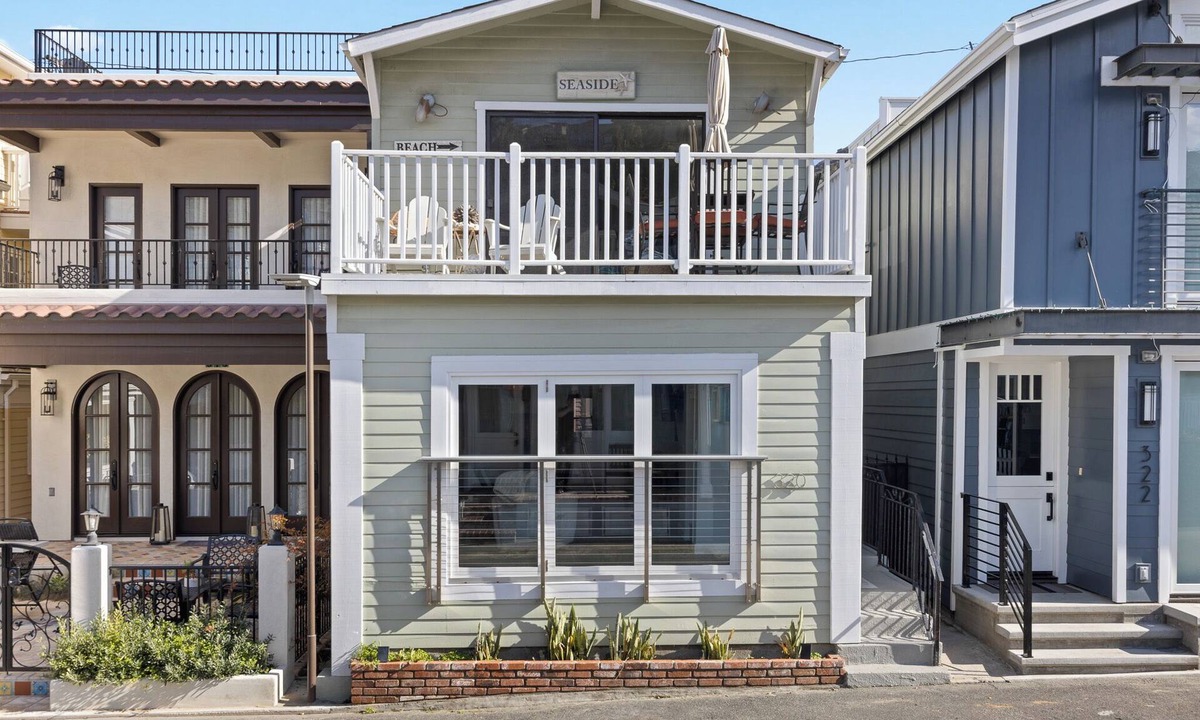 Avalon House | 320E: Townhome 2BR, Balcony Views, Walk to Beach