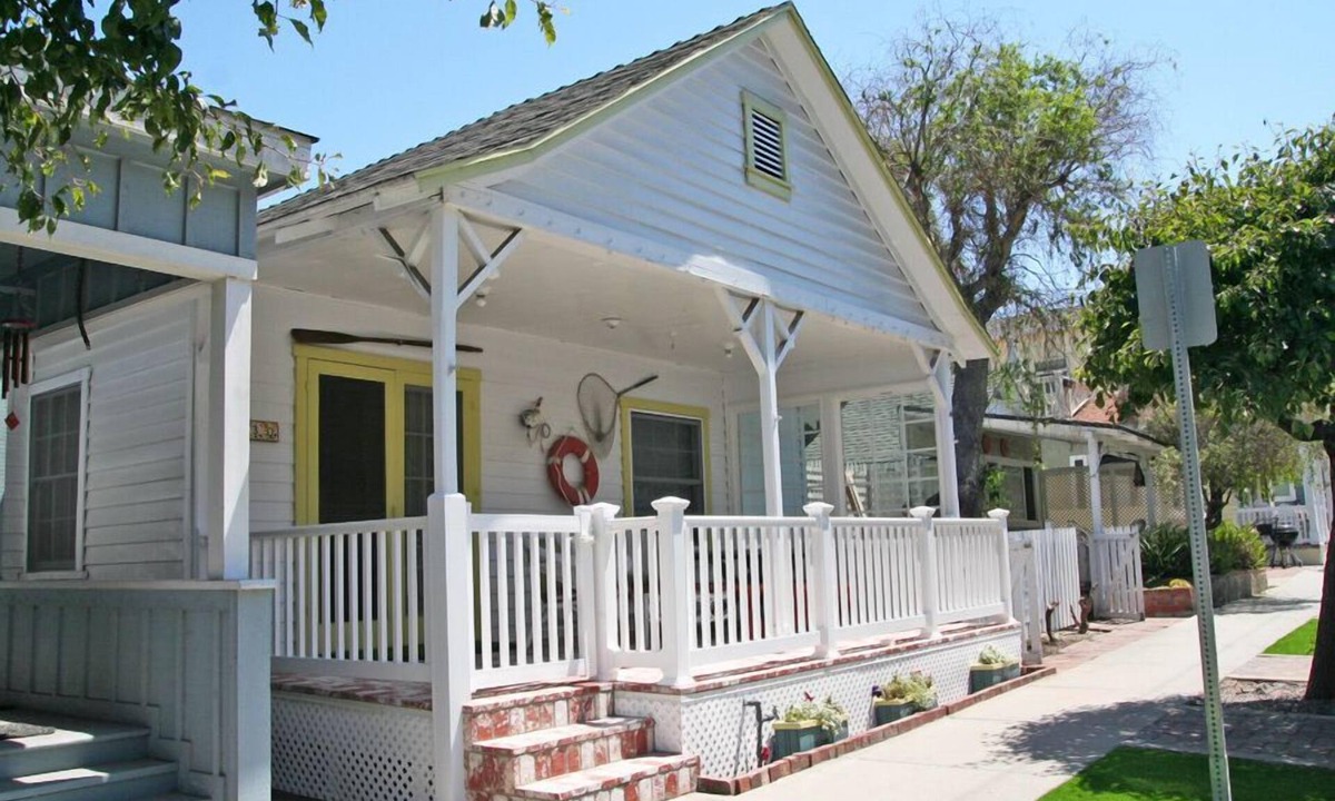 Avalon House | 330S: Charming Catalina Cottage, Large Porch, 2.5 Blocks to Beach - 330 Sumner A
