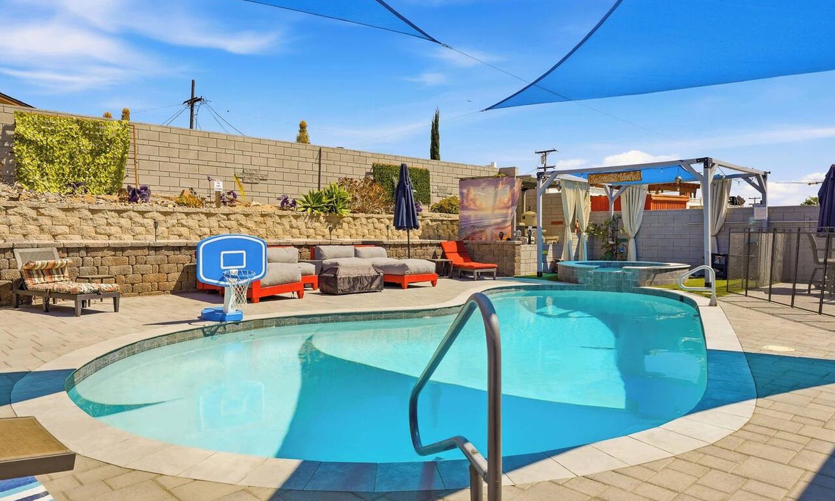 Lemon Grove House | 3BR Family Retreat w/Pool, Firepit & Billiards!