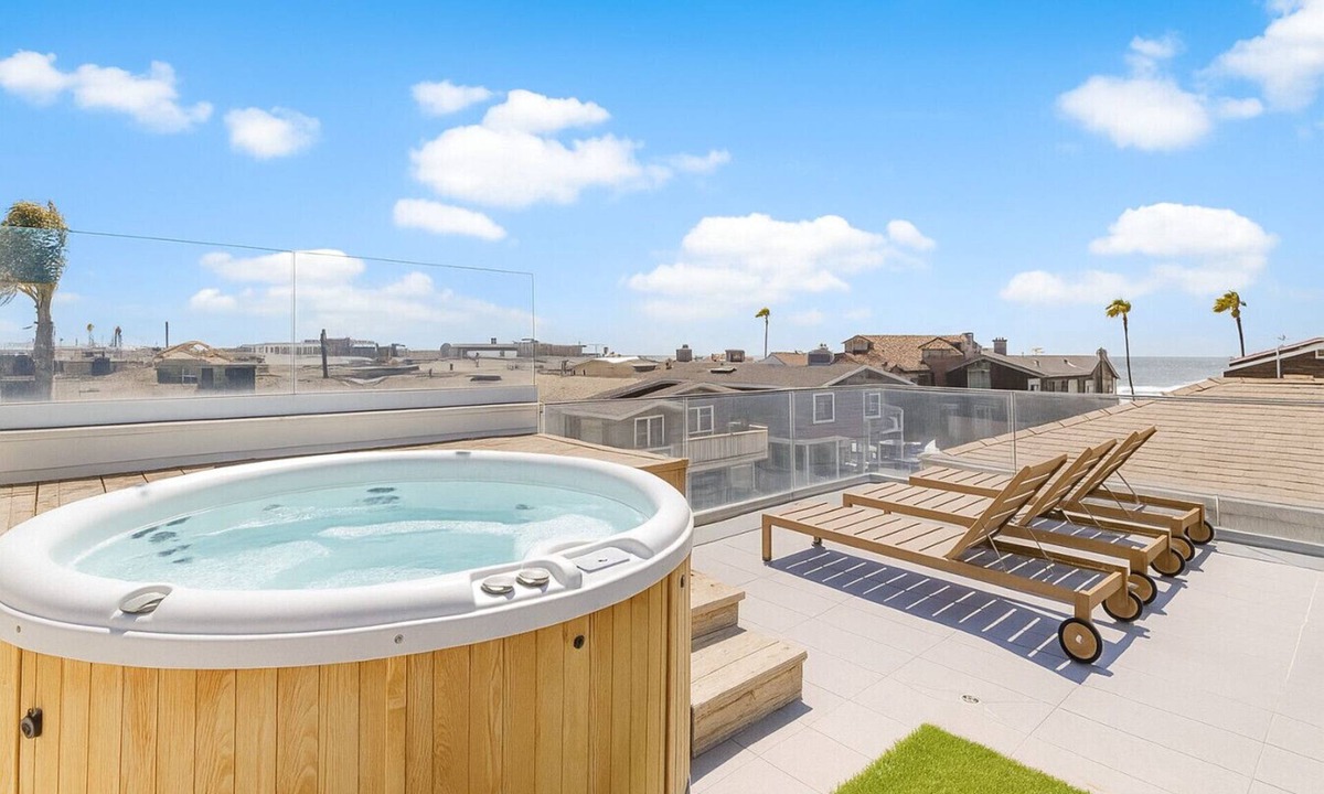 West Newport House | 3BR + Loft Ocean View | Rooftop, Hot Tub, Parking