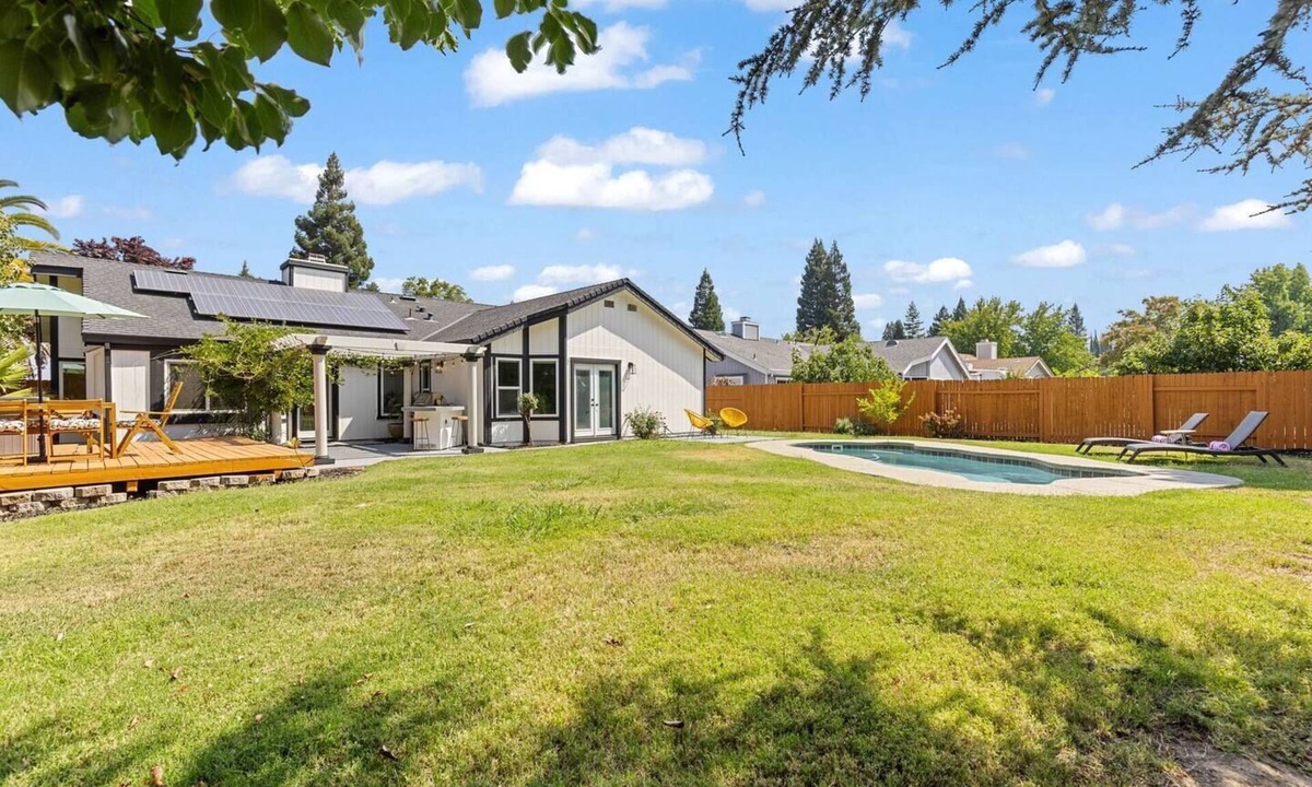 Roseville House | 3BR · Pool · Hot Tub · BBQ · Garage · Roseville