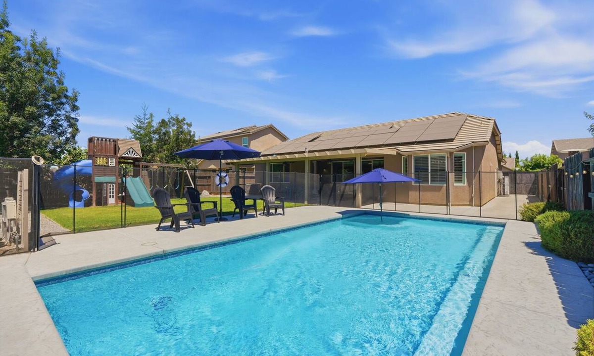 Visalia House | 4+2 with a fenced in pool, large yard, feel right at home!