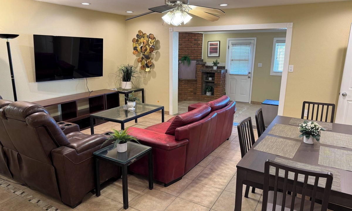 North Mountain House | 4 bedrm, 8 Guest house in Central Phoenix WiFi, Putting Green, Mountain Preserve