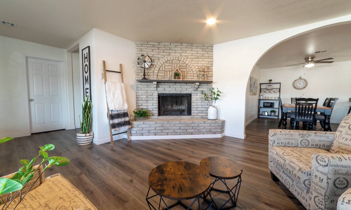 Holiday Shores House | 4-bedroom Farmhouse in perfect Bullhead City with AC