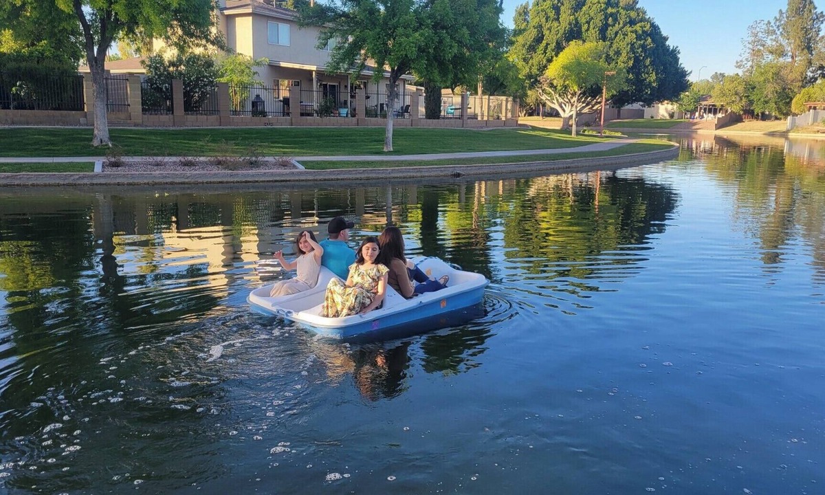 Mesa House | 4 Bedroom Waterfront Home. Family Retreat. No Stairs. Boat & Fish from Backyard.