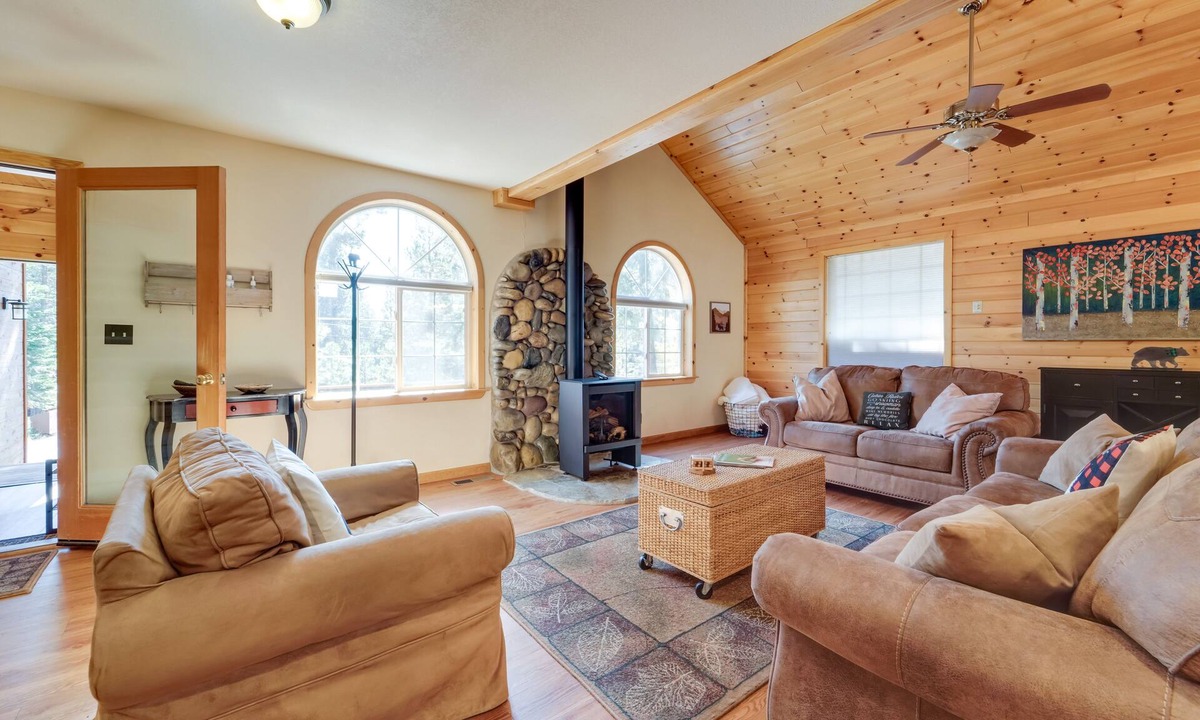 Truckee Cabin | 4 Mi to Downhill Ski Resort! Spacious Family Haven