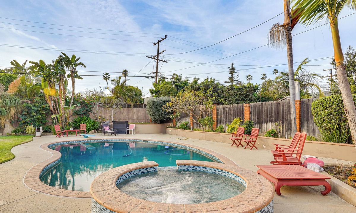 Cal Heights House | 4 Mi to Dtwn Long Beach: Private Poolside Oasis!