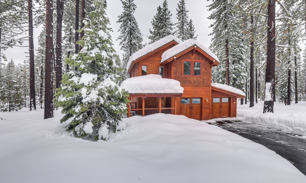 Truckee House | 4 Mi to Skiing: Truckee Escape w/Deck