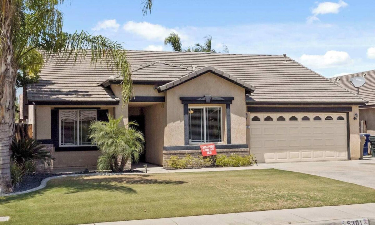 Greenacres House | 4bdrm 2bath Modern Getaway KING Bed Sleeps 8