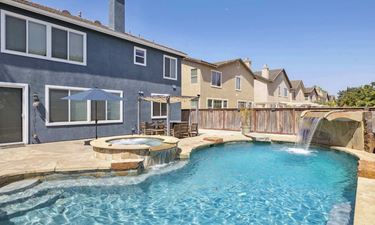Oxnard House | 4BR Oxnard Stay Heated Pool, Hot Tub Near Beaches