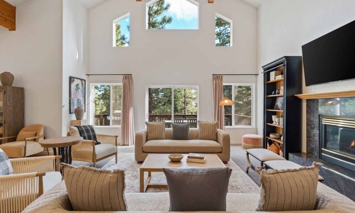 Kings Beach House | 5 mins to Beach AC & Hot Tub Game Room EV Charger
