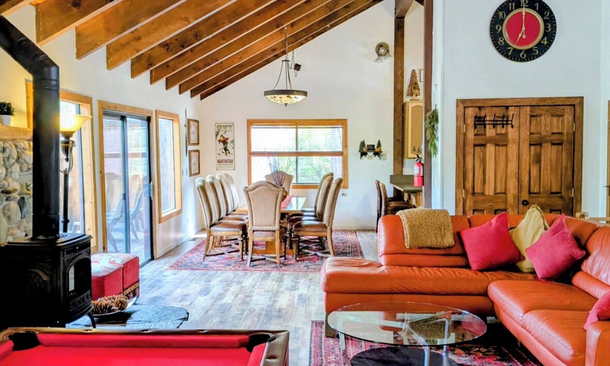 Kingswood Estates House | 6bd, Hot Tub,Pool Tbl. 10 min to Beach!