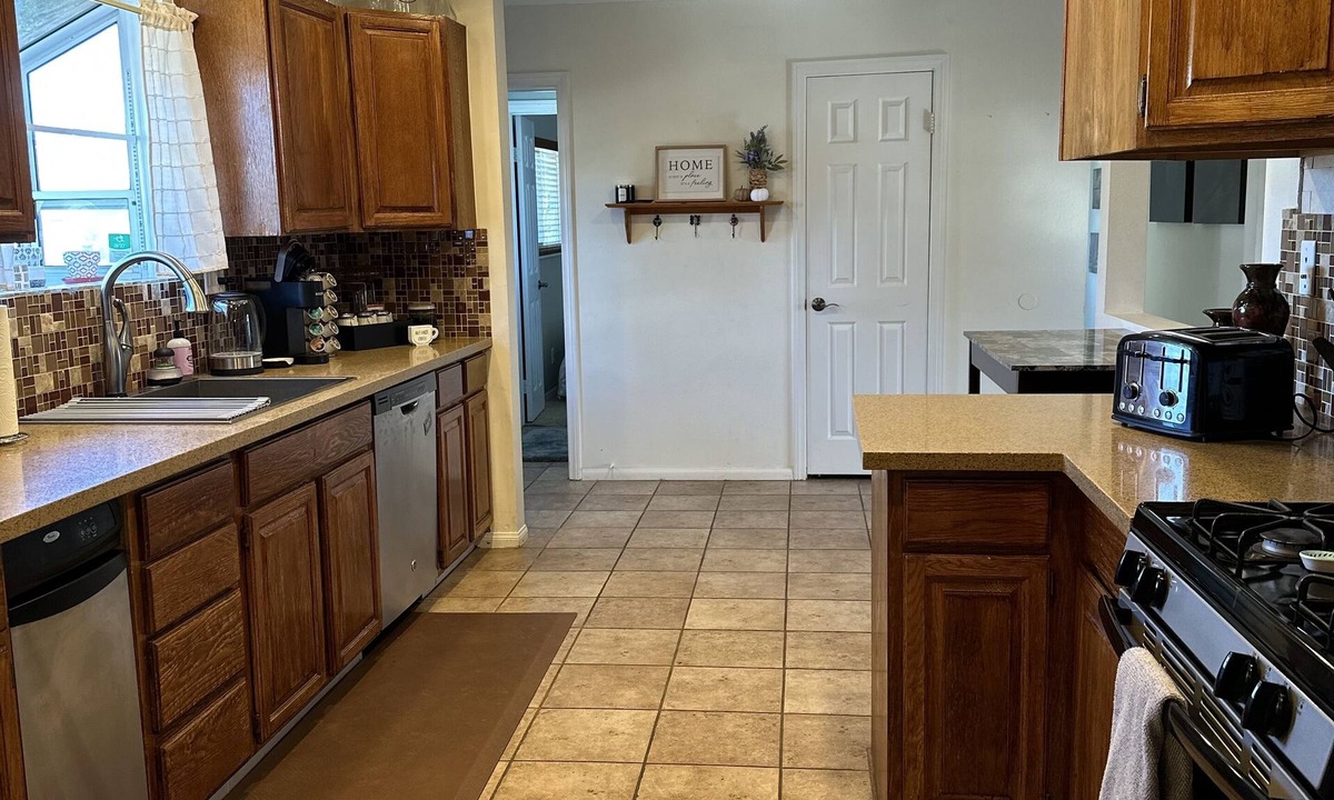 Simi Valley House | A little Coast, Mountain & Country! Safe, clean & convenient.