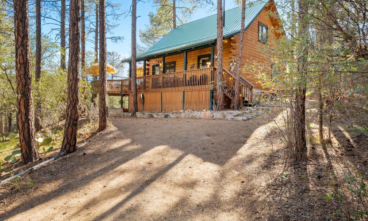 Mountain Club Cabin | A Luxurious Prescott Log Cabin, 1 mile to Downtown.