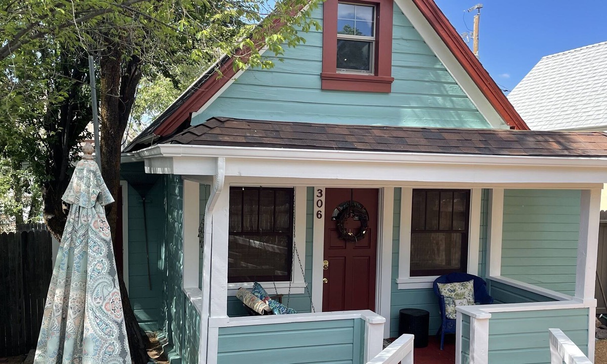 Nob Hill Cottage | Adorable Downtown Cottage