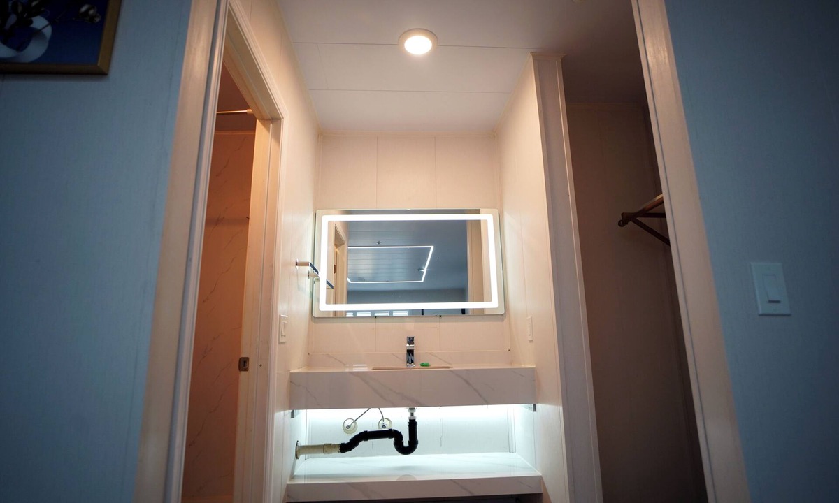 Ontario Hotel | Airport Stay Motel