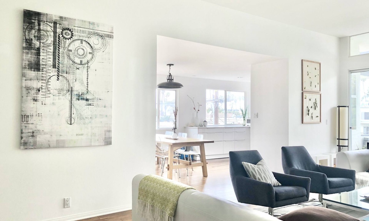 Wilshire Montana Apartment | Airy Spacious Bright Top Floor Views. Walk2 Eats Beach Downtown Medical+Hospital