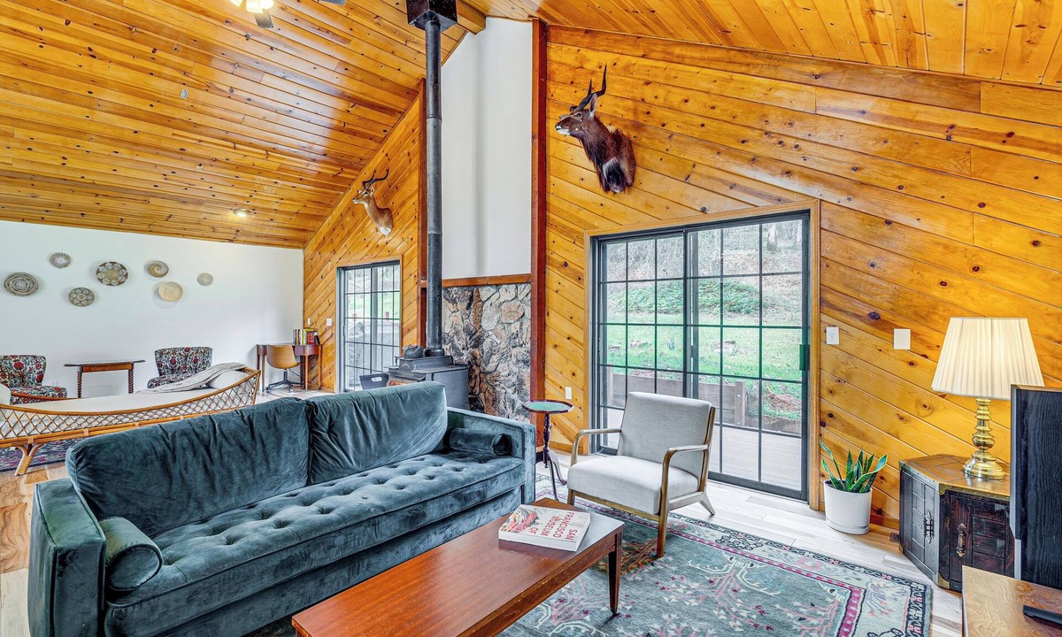 Cedar Ridge Cabin | Arts, History & Adventure! Gold Country Getaway