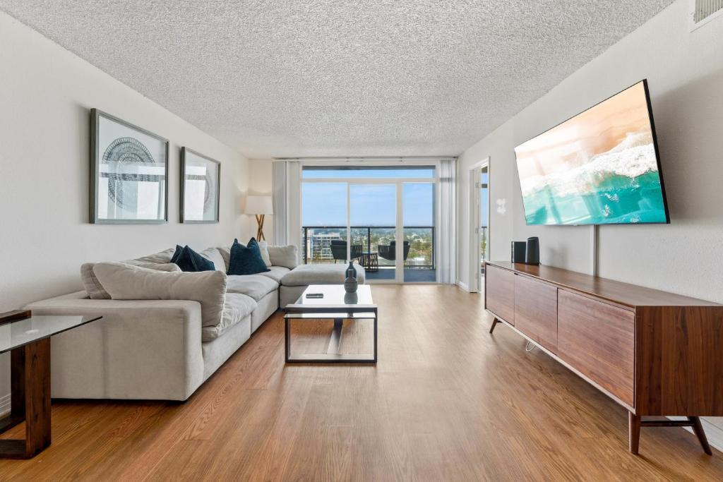 Marina del Rey Apartment | Azure Horizons - A Marina High-Rise 3BR Masterpiece