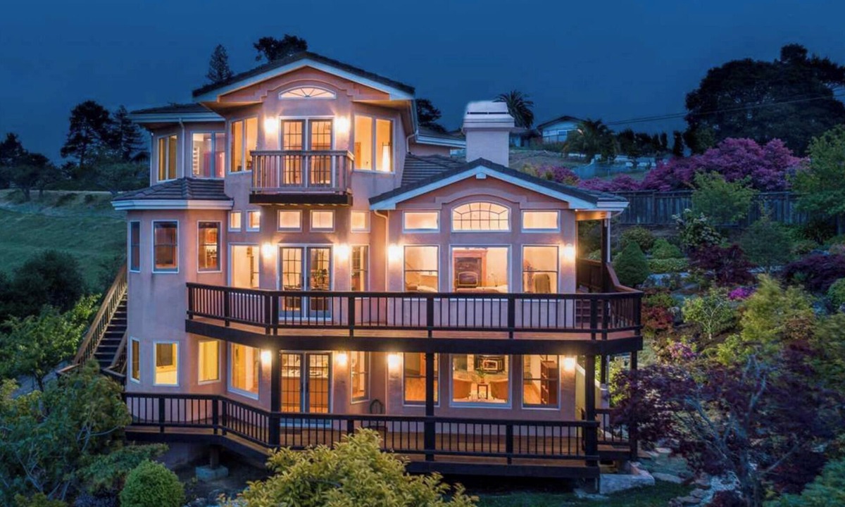Fairview House | Bayview Retreat on the Hill - Family-friendly, peaceful, with swimspa & grill!