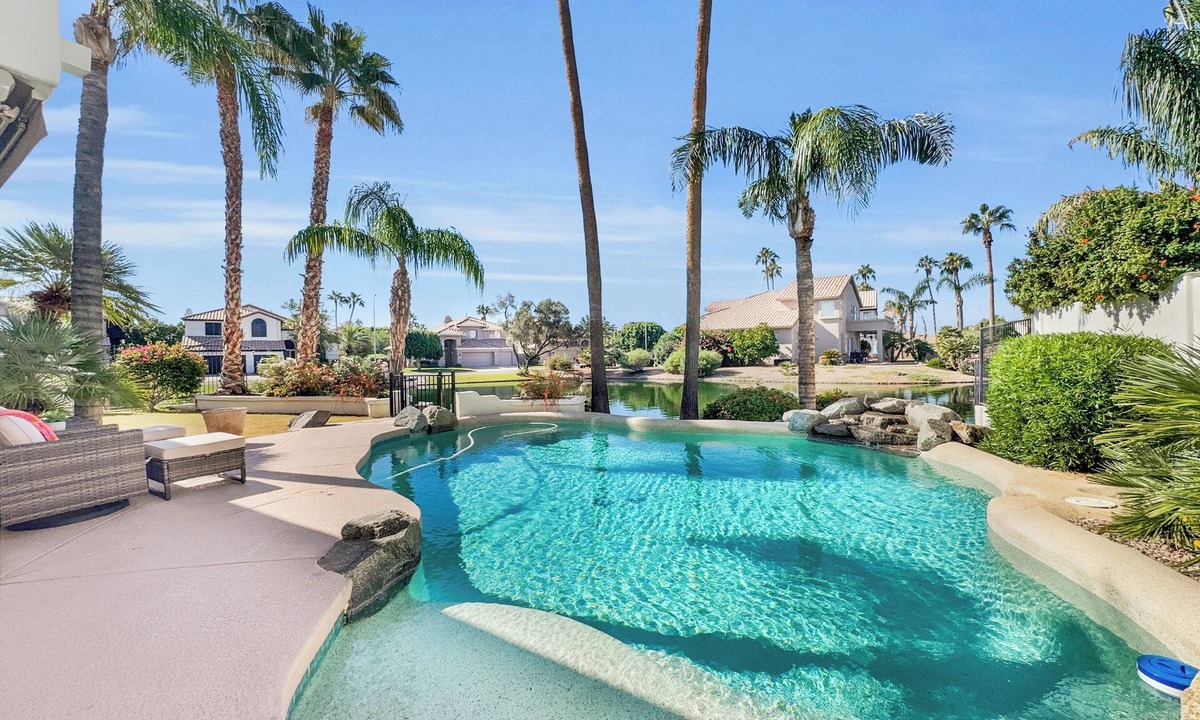 Fox Crossing House | Be a star in this waterfront Fam Glam Hot Pool, Paddle Boat