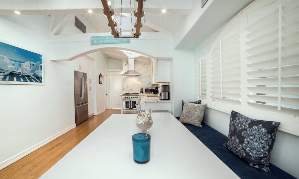 South Redondo Cottage | Beach Cottage - 1.5blks to Beach!