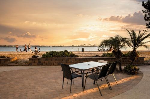 Crown Point House | Beach Front Bungalow at Pacific Beach