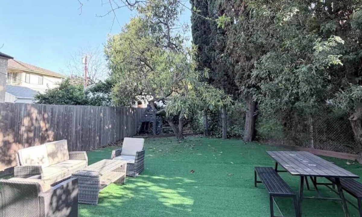 West Los Angeles House | Beautiful home 5 min walk to SantaMonica metro! And huge backyard!