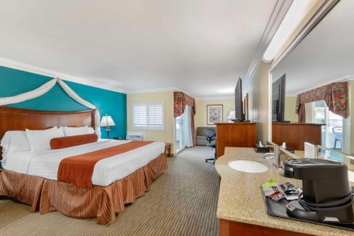 Sunset Beach Hotel | Best Western Harbour Inn & Suites Huntington - Sunset Beach